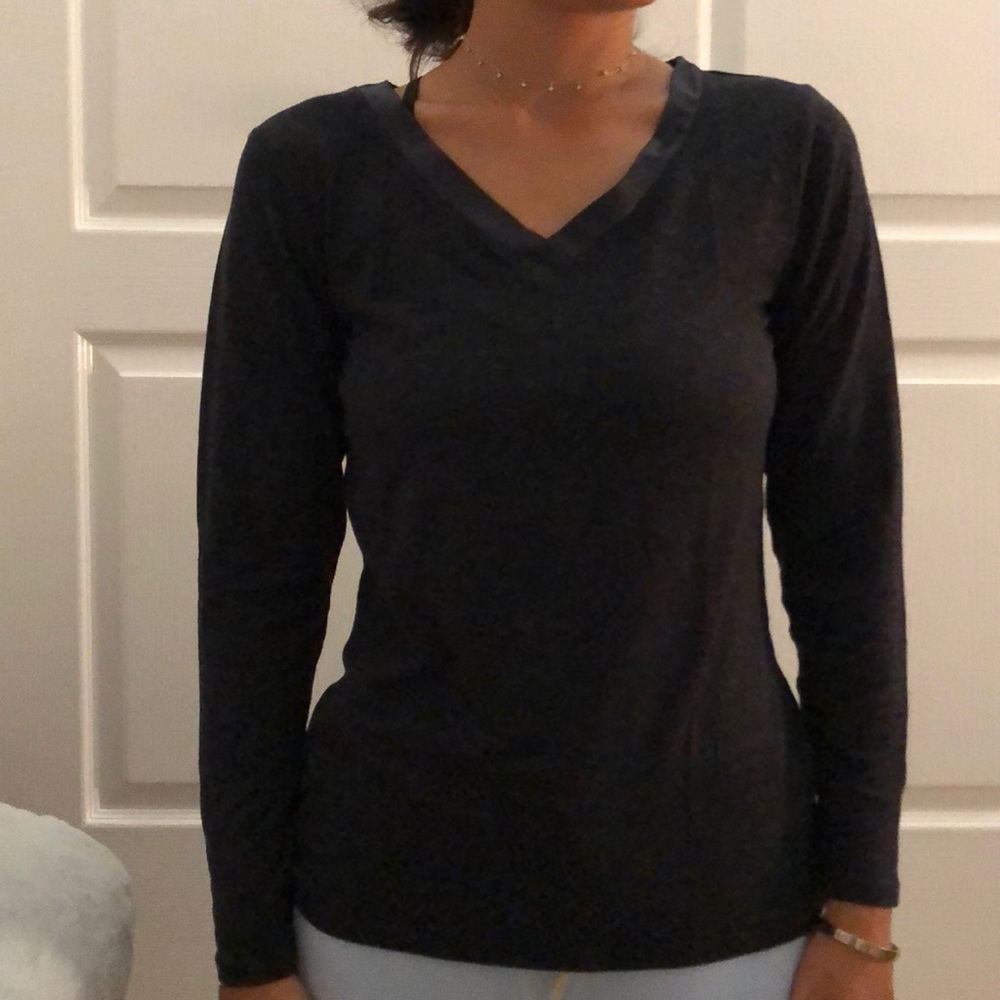 V Neck shirt with small details